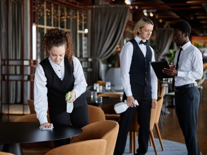 Odliczenie VAT od usług hotelowych – kiedy jest możliwe i jak skorzystać?