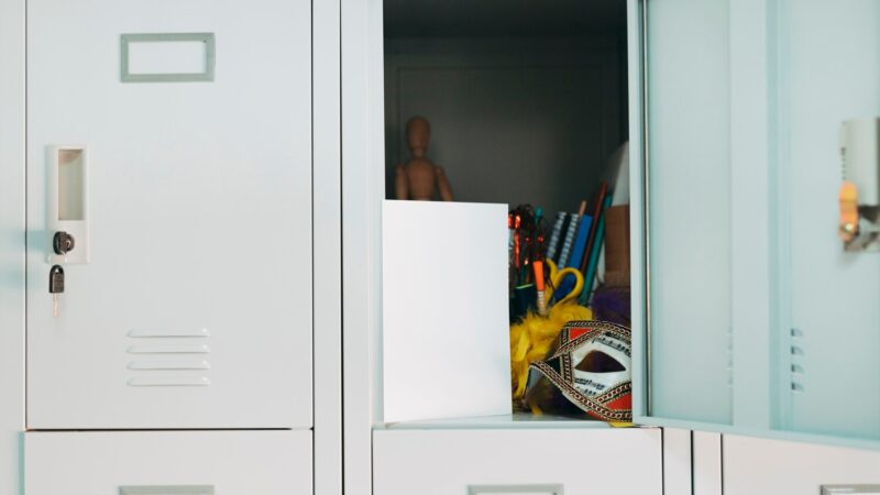 Szafki z ukrytymi schowkami: Jak organizują przestrzeń?