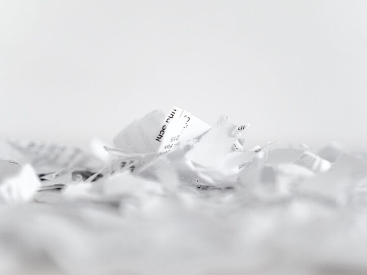 Niszczarki – dlaczego są niezbędnym elementem bezpieczeństwa dokumentów w biurze i domu?