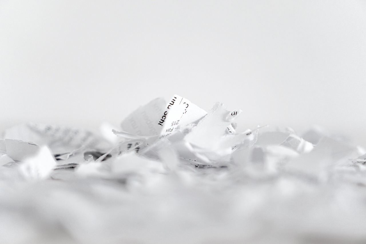 Niszczarki – dlaczego są niezbędnym elementem bezpieczeństwa dokumentów w biurze i domu?