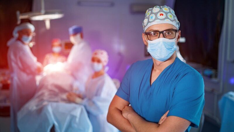 Ile zarabia neurochirurg – wynagrodzenia w Polsce i za granicą